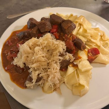 Gulasch, Sauerkraut, Pappardelle Bild Gulasch, Sauerkraut, Pappardelle