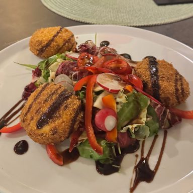 Sautierter Ziegenkäse, Salat Bild Sautierter Ziegenkäse, Salat